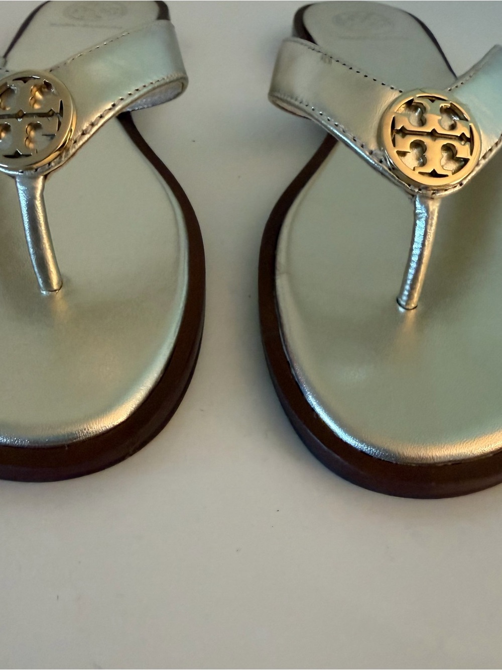 Tory Burch Benton Thong in Spark Gold Sandals. Sz. 6. - Picture 2 of 11